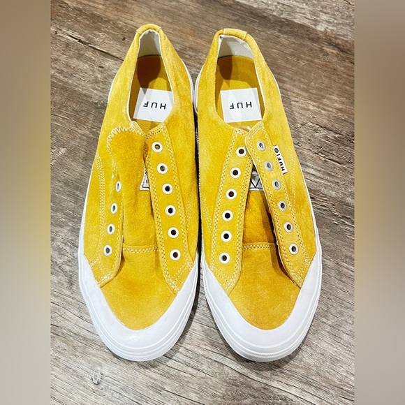 FINAL PRICE HUF Classic Lo Sneaker Men's  Golden Suede Skater Shoe Footwear - Picture 1 of 7